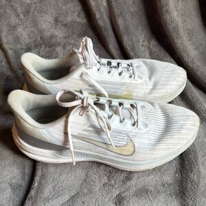 Nike Men's White and Gold Athletic Shoes
